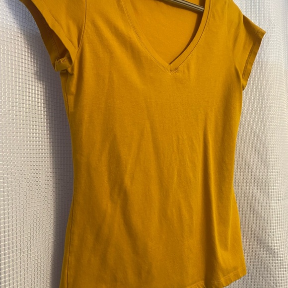 Simons mustard color V neck T shirt - Picture 3 of 5